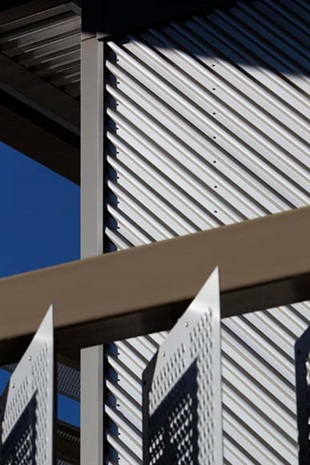 Charles Sturt University School of Dentistry. The pavilion walls are protected by LYSAGHT SPANDEK® profile cladding made from COLORBOND® Metallic steel in the colour Cortex®. 
