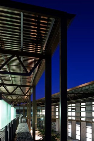 Charles Sturt University School of Dentistry. The pavilion walls are protected by LYSAGHT SPANDEK® profile cladding made from COLORBOND® Metallic steel in the colour Cortex®. 