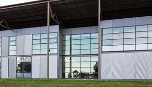 Charles Sturt University School of Dentistry. The pavilion walls are protected by LYSAGHT SPANDEK® profile cladding made from COLORBOND® Metallic steel in the colour Cortex®. 