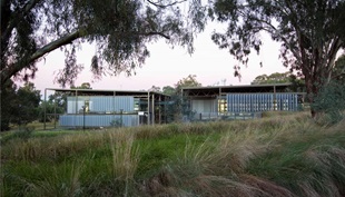 Charles Sturt University School of Dentistry. The pavilion walls are protected by LYSAGHT SPANDEK® profile cladding made from COLORBOND® Metallic steel in the colour Cortex®. 
