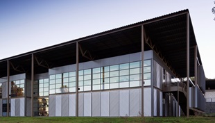 Charles Sturt University School of Dentistry. The pavilion walls are protected by LYSAGHT SPANDEK® profile cladding made from COLORBOND® Metallic steel in the colour Cortex®. 