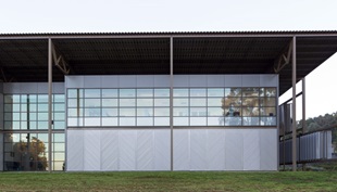 Charles Sturt University School of Dentistry. The pavilion walls are protected by LYSAGHT SPANDEK® profile cladding made from COLORBOND® Metallic steel in the colour Cortex®. 
