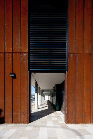 The new Queanbeyan Government Service Centre cladding is made from BlueScope XLERPLATE LITE™ HW350 steel, custom folded using the sheet dimensions.