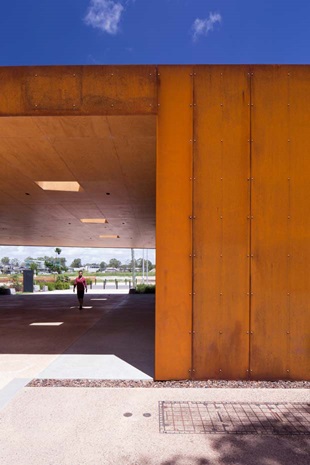 Fitzgibbon Community Centre uses cladding made from BlueScope XLERPLATE® weathering steel and roofing made from LYSAGHT LONGLINE 305® in ZINCALUME® steel.