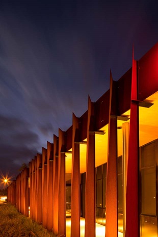 Fitzgibbon Community Centre uses cladding made from BlueScope XLERPLATE® weathering steel and roofing made from LYSAGHT LONGLINE 305® in ZINCALUME® steel.