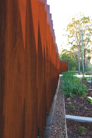 Fitzgibbon Community Centre uses cladding made from BlueScope XLERPLATE® weathering steel and roofing made from LYSAGHT LONGLINE 305® in ZINCALUME® steel.