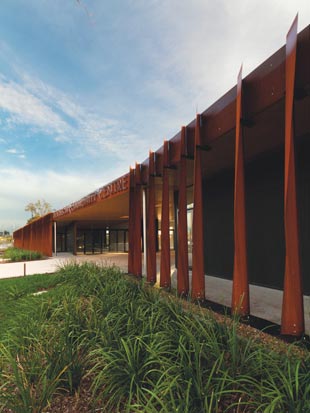 Fitzgibbon Community Centre uses cladding made from BlueScope XLERPLATE® weathering steel and roofing made from LYSAGHT LONGLINE 305® in ZINCALUME® steel.