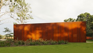 Fitzgibbon Community Centre uses cladding made from BlueScope XLERPLATE® weathering steel and roofing made from LYSAGHT LONGLINE 305® in ZINCALUME® steel.