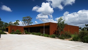 Fitzgibbon Community Centre uses cladding made from BlueScope XLERPLATE® weathering steel and roofing made from LYSAGHT LONGLINE 305® in ZINCALUME® steel.
