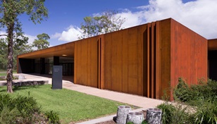 Fitzgibbon Community Centre uses cladding made from BlueScope XLERPLATE® weathering steel and roofing made from LYSAGHT LONGLINE 305® in ZINCALUME® steel.