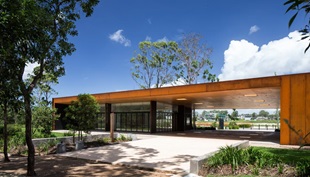 Fitzgibbon Community Centre uses cladding made from BlueScope XLERPLATE® weathering steel and roofing made from LYSAGHT LONGLINE 305® in ZINCALUME® steel.