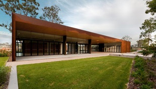 Fitzgibbon Community Centre uses cladding made from BlueScope XLERPLATE® weathering steel and roofing made from LYSAGHT LONGLINE 305® in ZINCALUME® steel.