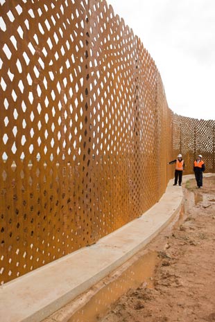 200 tonnes of XLERPLATE® steel were used to construct the Snake Wall, which stretches 500 metres along Adelaide's Northern Expressway.