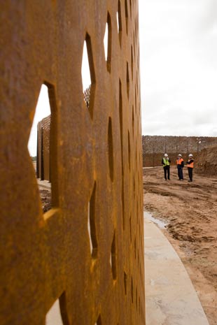 200 tonnes of XLERPLATE® steel were used to construct the Snake Wall, which stretches 500 metres along Adelaide's Northern Expressway.