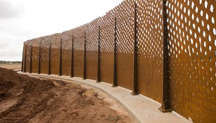 200 tonnes of XLERPLATE® steel were used to construct the Snake Wall, which stretches 500 metres along Adelaide's Northern Expressway.