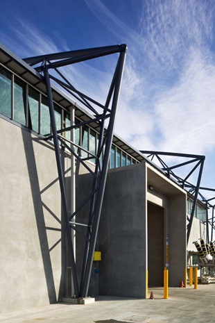 The roof made from COLORBOND® steel is suspended below the curving roof trusses, which reduced the external wall area by about 900m2 to achieve significant cost savings.